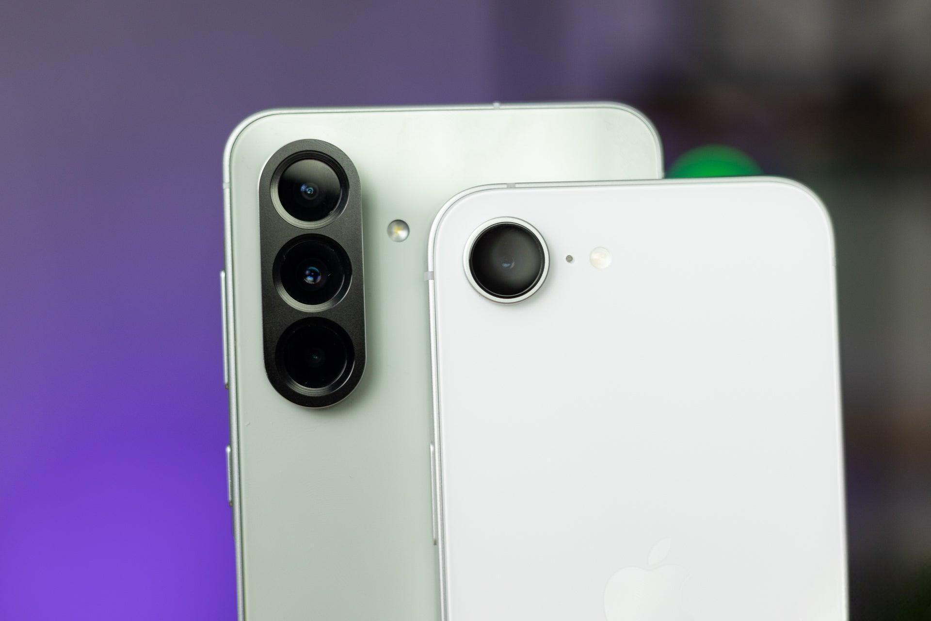 Apple iPhone 16e vs Samsung Galaxy A56 مقایسه آیفون 16e و سامسونگ گلکسی A56