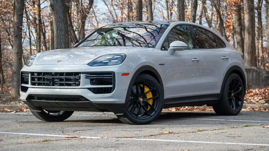 2024-porsche-cayenne-turbo-e-hybrid حتی پورشه هم از بلای کاهش فروش، به دلیل تعرفه های ترامپ در امان نماند - نیعان مگ