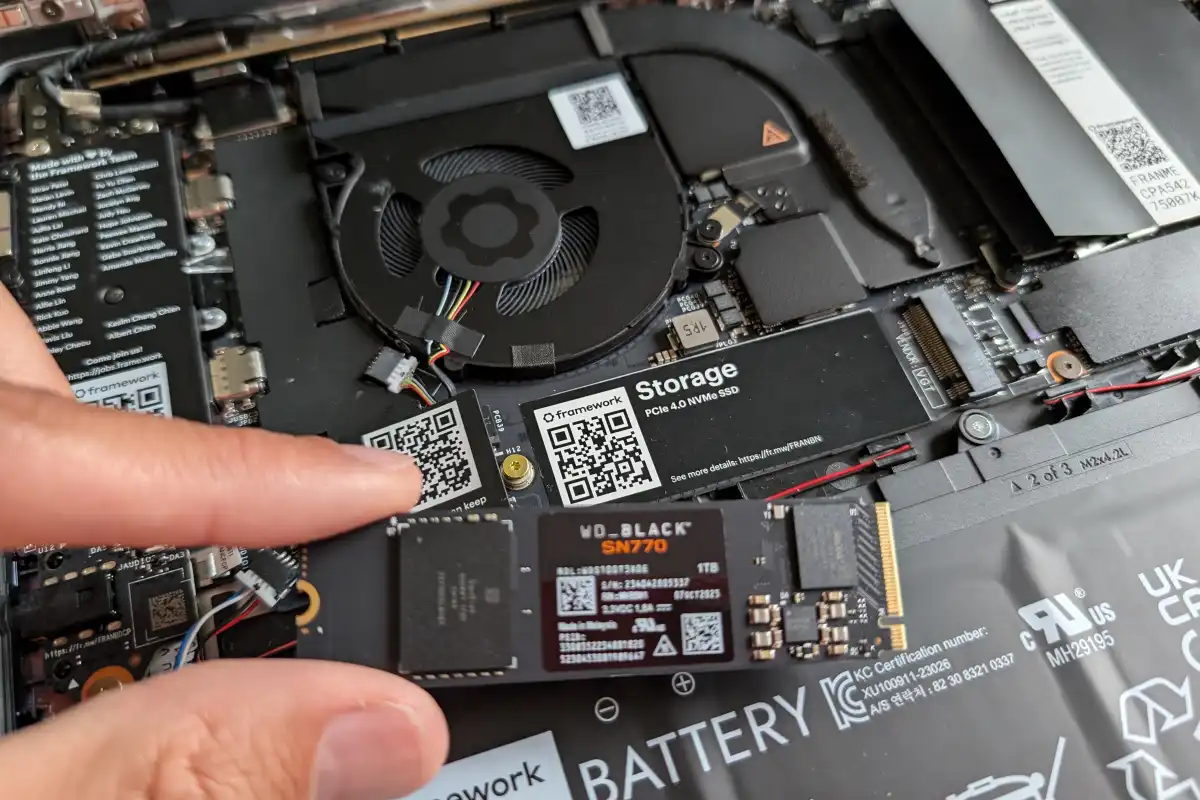 Framework-Laptop-13-installing-SSD ارتقای حافظه ssd لپتاپ