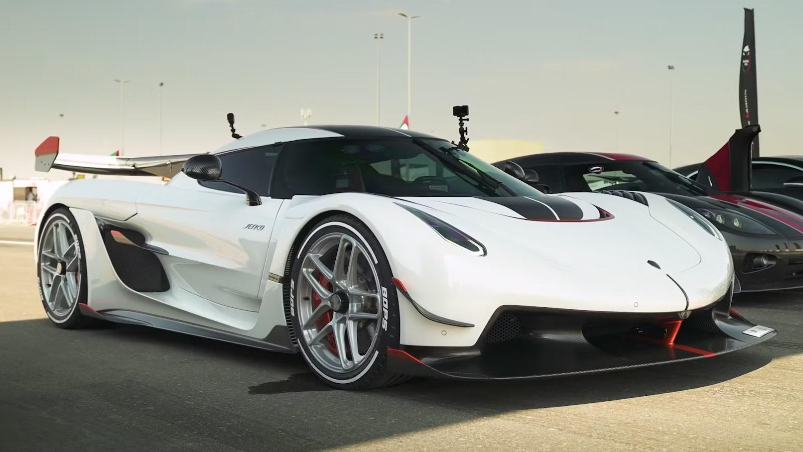 Koenigsegg-Jesko-Attack-front درگ نفسگیر بوگاتی شیرون و کونیگزگ یسکو؛ کدام یک سریعتر است؟ - نیعان مگ