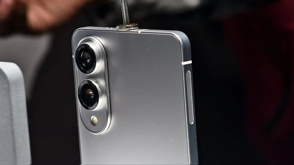 Galaxy-S25-Edge-camera-module-1024x577-1 قیمت Samsung Galaxy S25 Edge درست قبل از رونمایی فاش شد! - نیعان مگ
