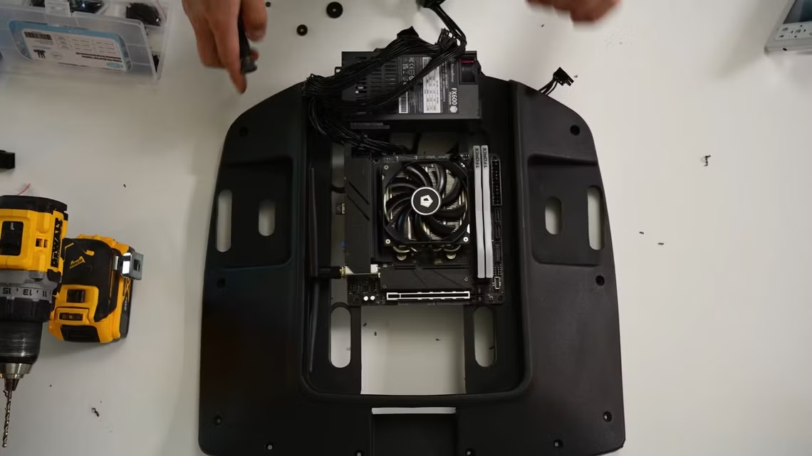 Someone hid a desktop PC in the seat of their chair and surprisingly nothing broke یک نفر PC رومیزی را در صندلی خود جاسازی کرد و هیچ آسیبی ندید