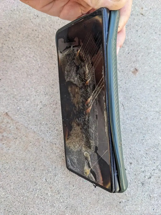 GOOGLE PIXEL 6A MELTS WHILE CHARGING1 پیکسل 6a