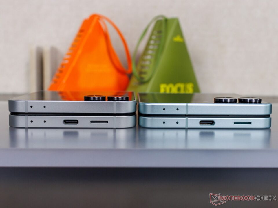 Galaxy-Z-Flip-7-FE-and-Flip-7-side-by-side-388 سامسونگ گلکسی زد فلیپ 7 FE در کنار زد فلیپ 7