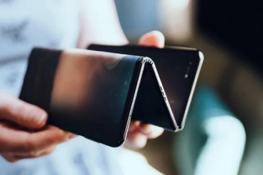 Huawei official confirms the development of a tri-folding smartphone گوشی تاشو سه لایه
