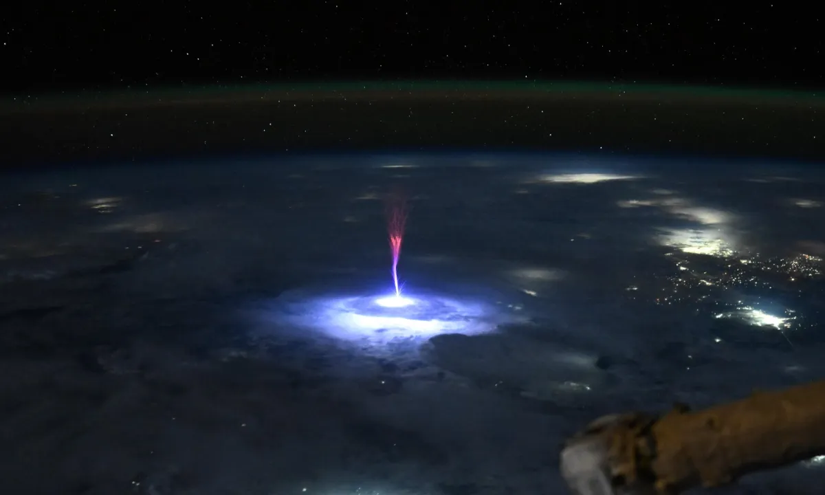 ISS astronaut shares astonishing shot of a storm-generated sprite ایستگاه فضایی بینالمللی
