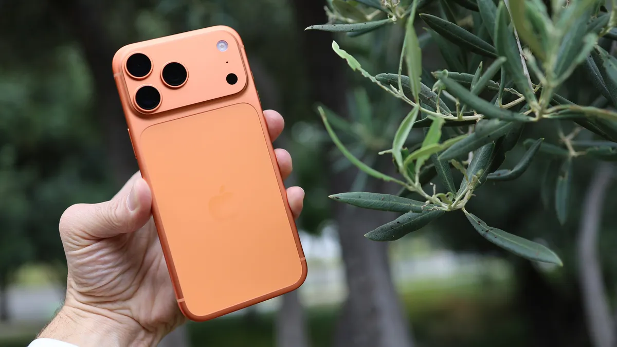 آیفون ۱۷ پرو مکس در مقابل سامسونگ گلکسی اس ۲۵ اولترا کدام یک بهتر است؟ - نیعان مگ