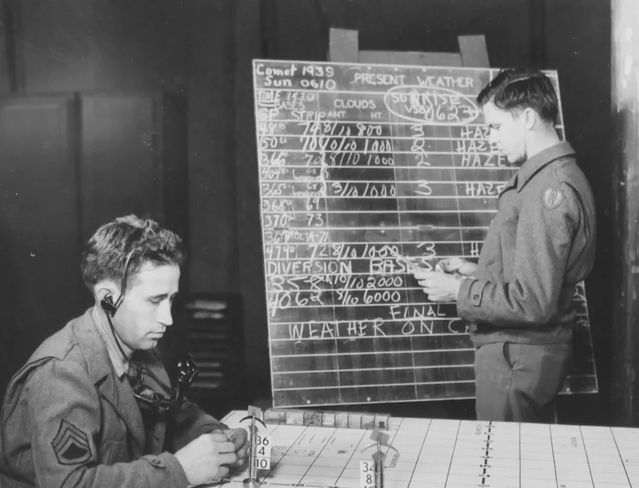 The-Weather-Reports-Are-Being-Written-On-The-Weather-Board-At-Fc-Operations-Tent سانسور آبوهوا توسط آمریکا در جنگ جهانی دوم