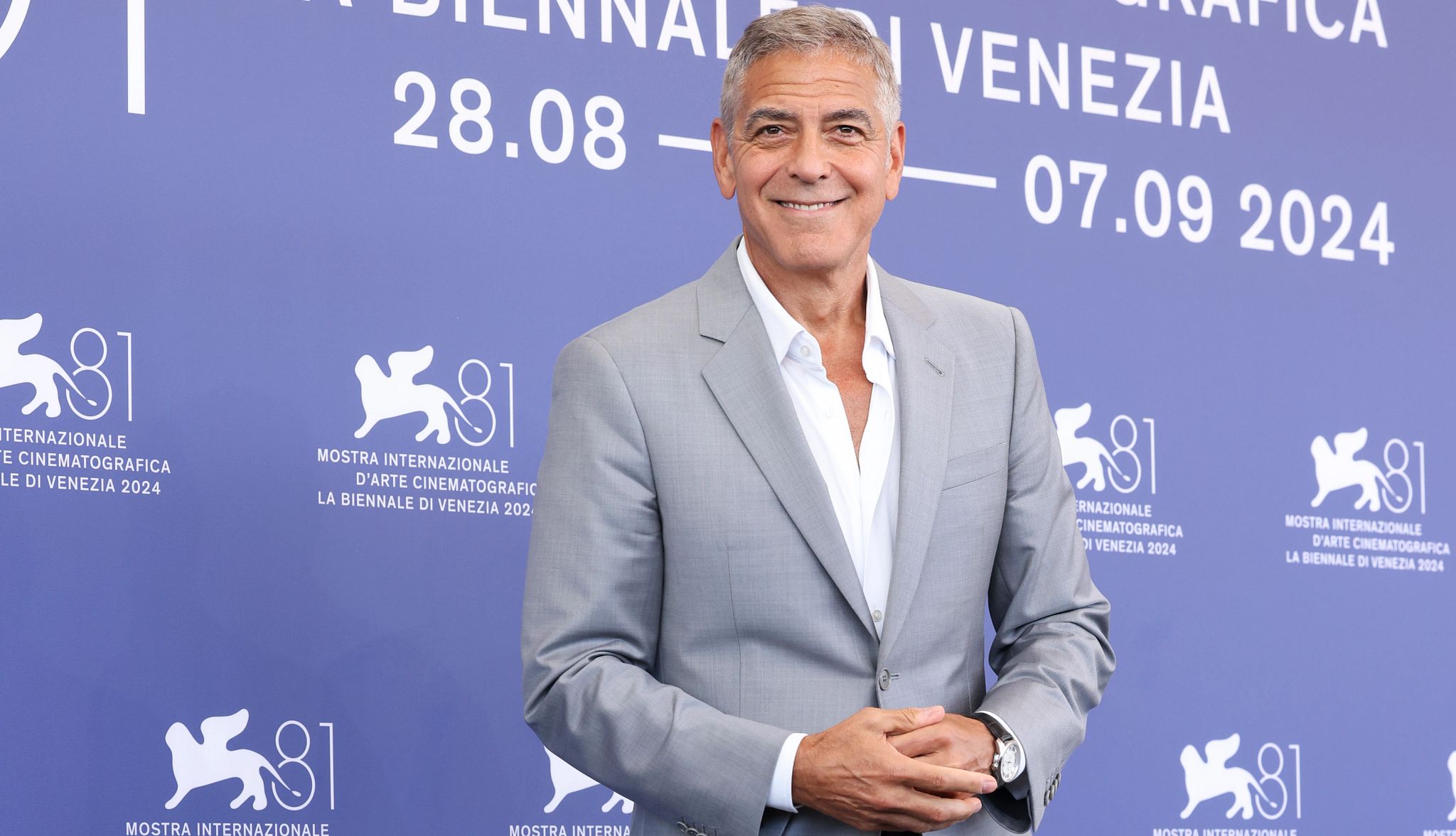 GettyImages-2169748571 فهرست جذابترین بازیگران بالای ۵۰ سال از دیدگاه AARP - نیعان مگ