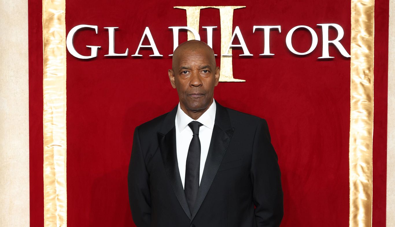 GettyImages-2184649985 فهرست جذابترین بازیگران بالای ۵۰ سال از دیدگاه AARP - نیعان مگ