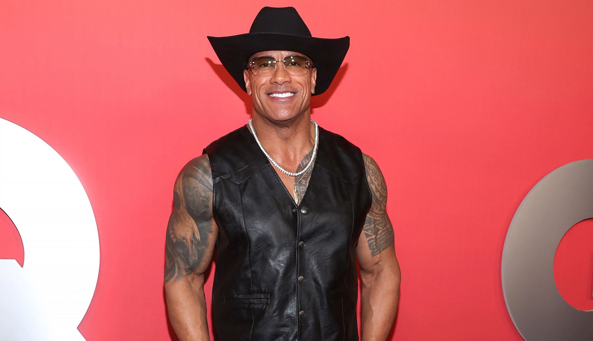 GettyImages-2184112430 فهرست جذابترین بازیگران بالای ۵۰ سال از دیدگاه AARP - نیعان مگ