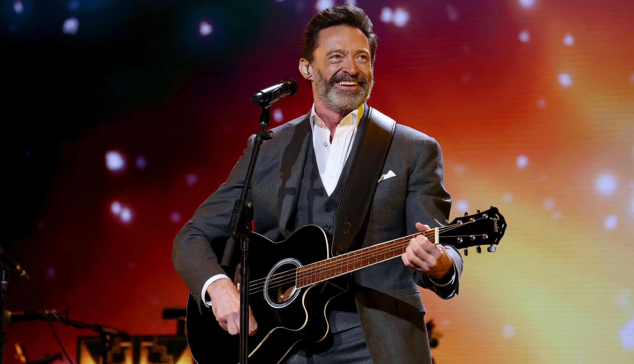 GettyImages-2195789316 فهرست جذابترین بازیگران بالای ۵۰ سال از دیدگاه AARP - نیعان مگ