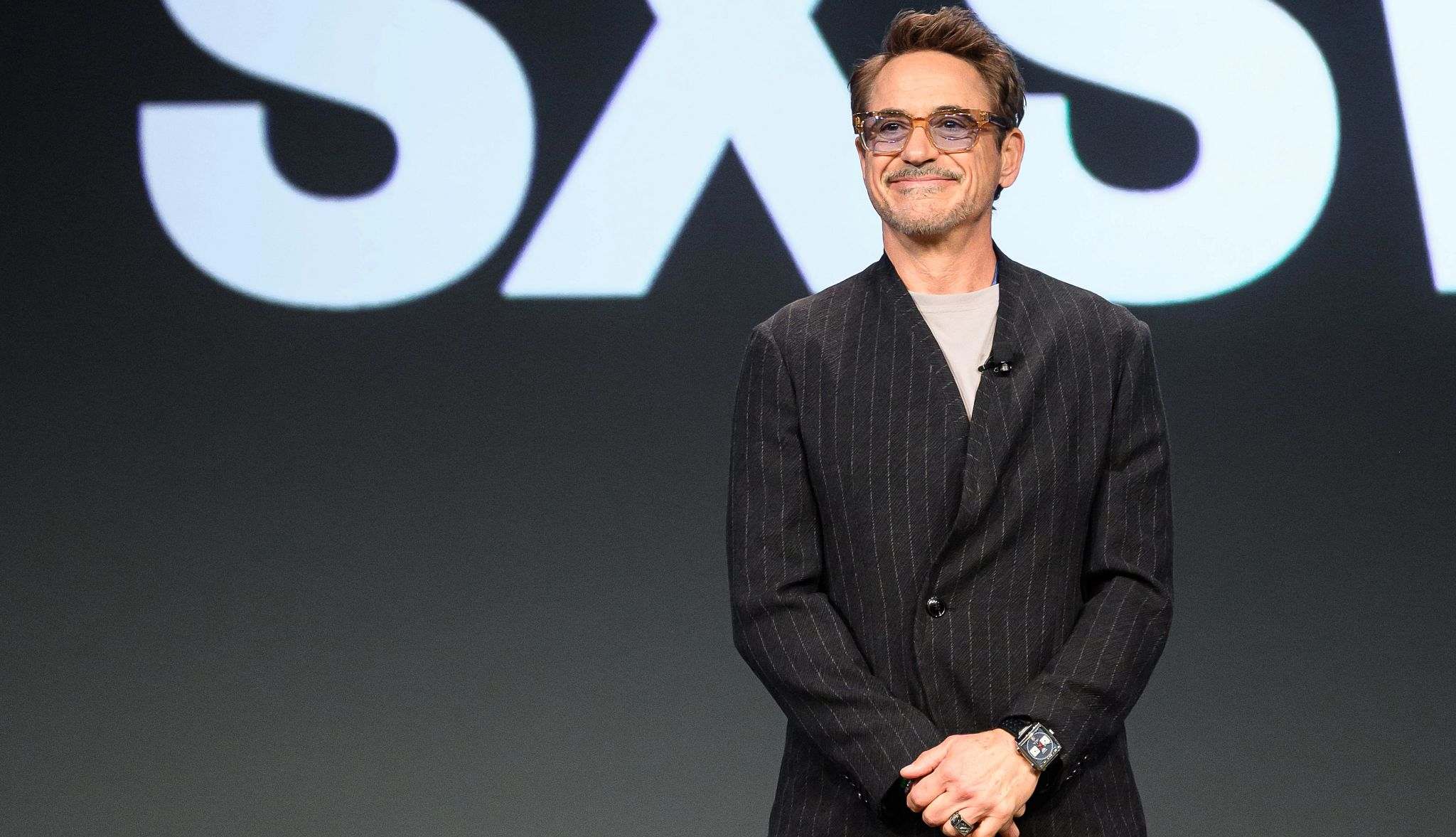 GettyImages-2203624349 فهرست جذابترین بازیگران بالای ۵۰ سال از دیدگاه AARP - نیعان مگ