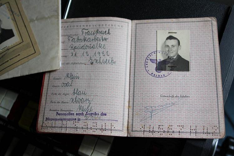 true-conspiracies-german-passport چهار تئوری توطئه که کاملاً حقیقت داشتند - نیعان مگ