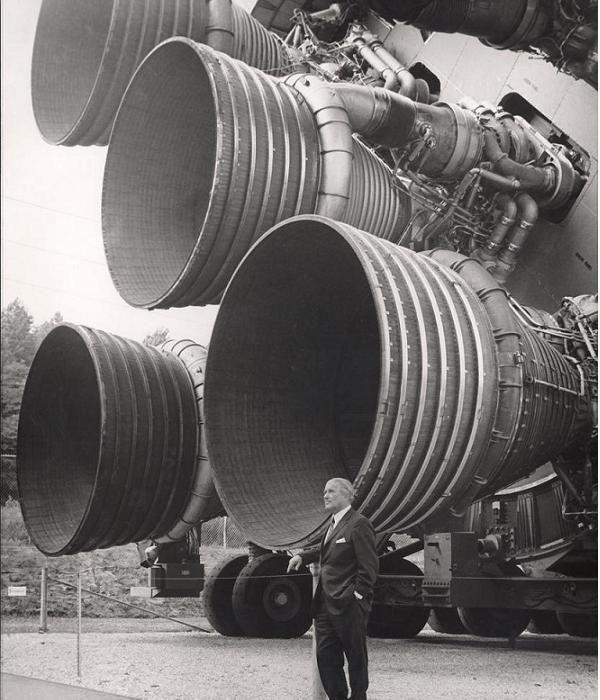 true-conspiracies-vonBraun-rocket چهار تئوری توطئه که کاملاً حقیقت داشتند - نیعان مگ