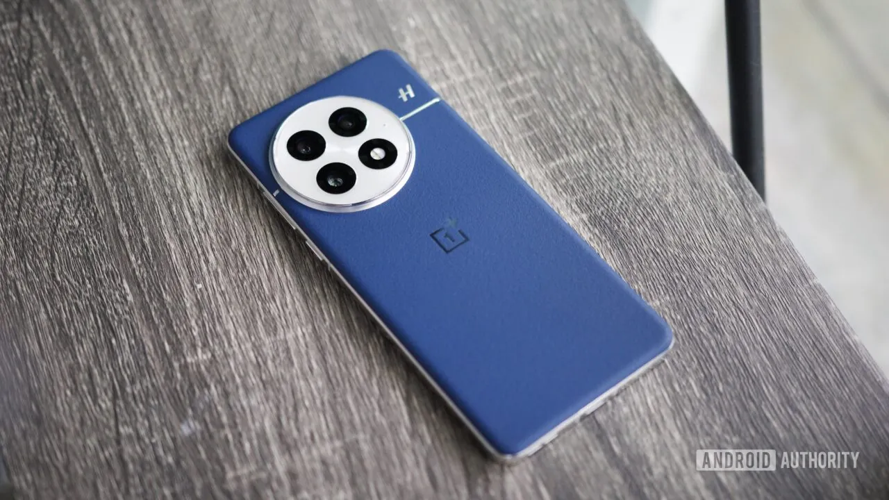 oneplus-13-back-blue-leather-hero-feature-1280w-720hjpg ۵ برند گوشی بهتر از سامسونگ - نیعان مگ