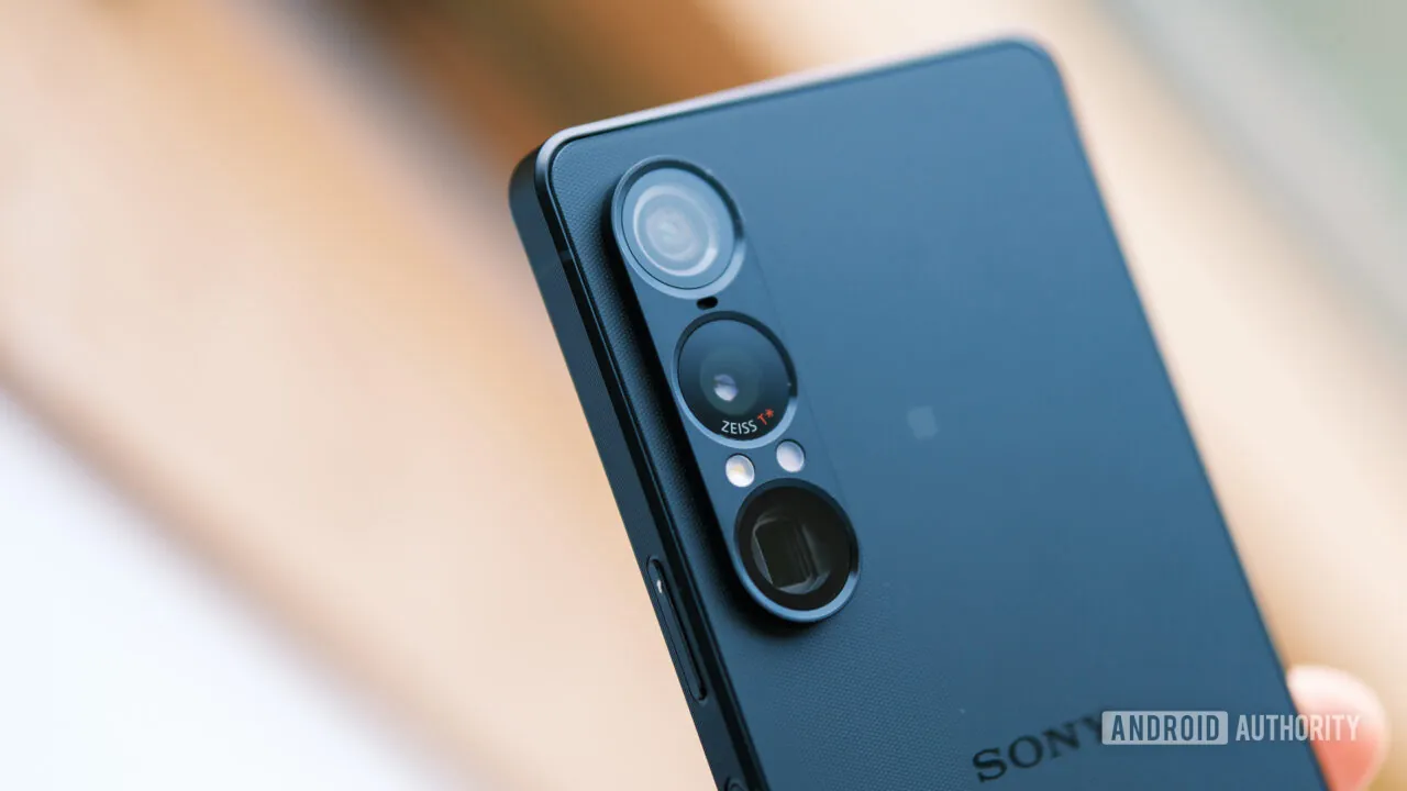 Sony-Xperia-1-VII-camera-bar-1280w-720hjpg ۵ برند گوشی بهتر از سامسونگ - نیعان مگ