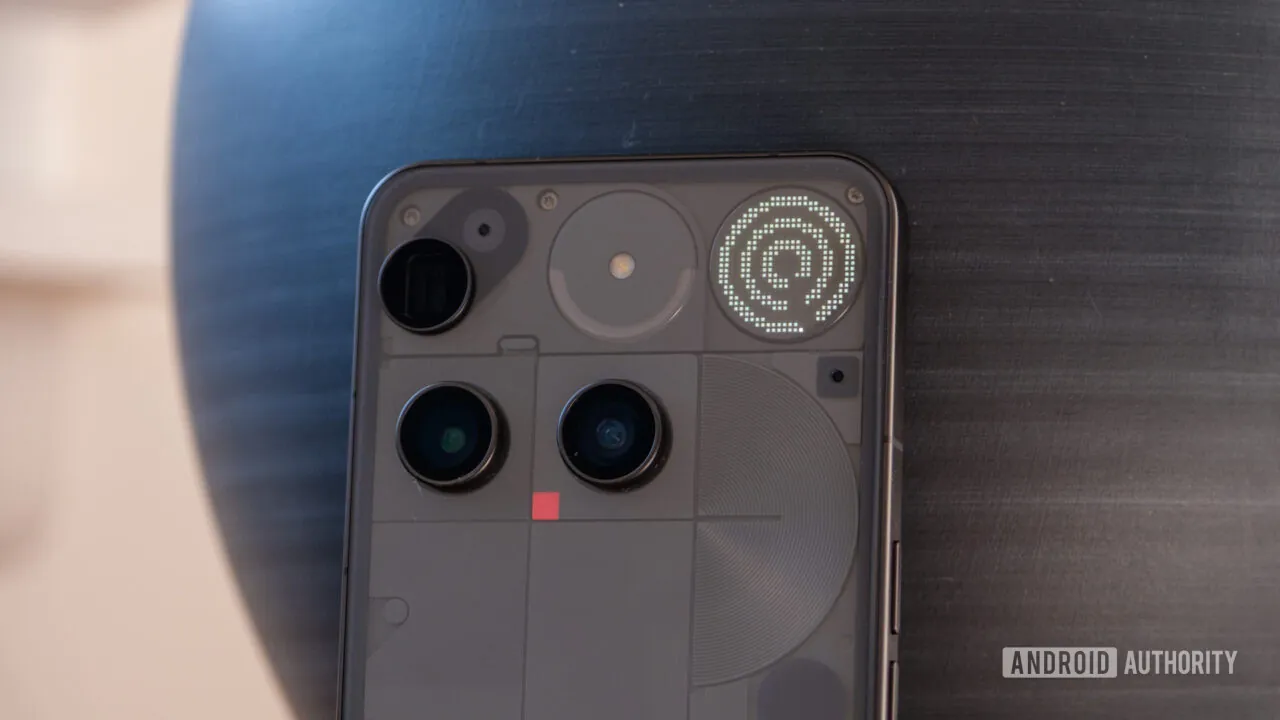 Nothing-Phone-Glyphify-maze-close-up-1280w-720hjpg ۵ برند گوشی بهتر از سامسونگ - نیعان مگ