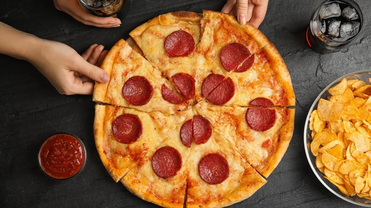 The Junk Foods That Harm Your Brain Most Ranked by New Research رتبهبندی ناسالمترین غذاها بر اساس تحقیقات جدید - نیعان مگ