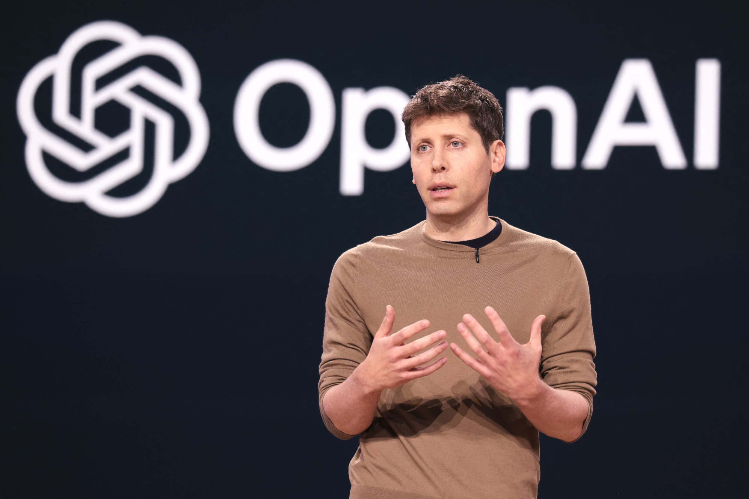 sam-altman-speaking-openai-conference-4041578952-1 هشدار تحلیلگران درباره احتمال سقوط اقتصاد جهانی با سرمایهگذاریهای OpenAI شدت گرفت - نیعان مگ