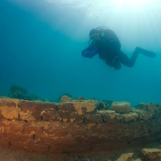 باستان‌شناسان در اعماق یک دریاچه، شهری ۶۰۰ ساله پیدا کردند - نیعان مگ