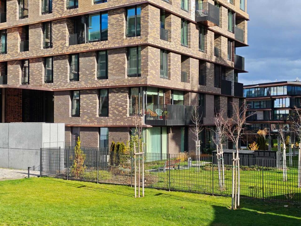 25gsmarena_025 بررسی گوشی پوکو F8 پرو - نیعان مگ