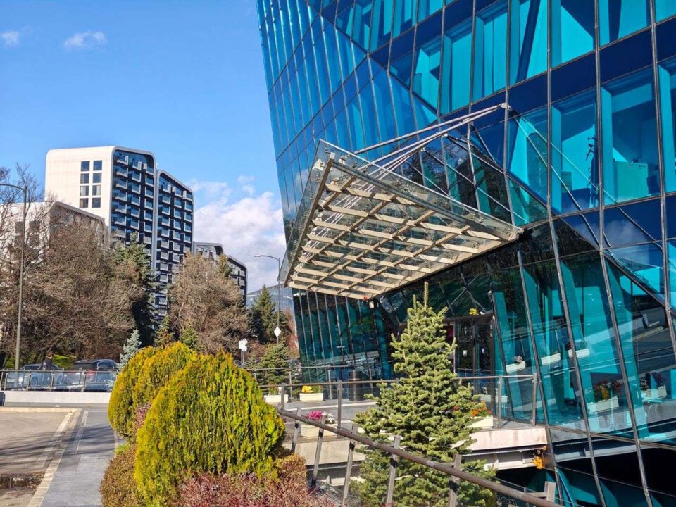 32gsmarena_032 بررسی گوشی پوکو F8 پرو - نیعان مگ