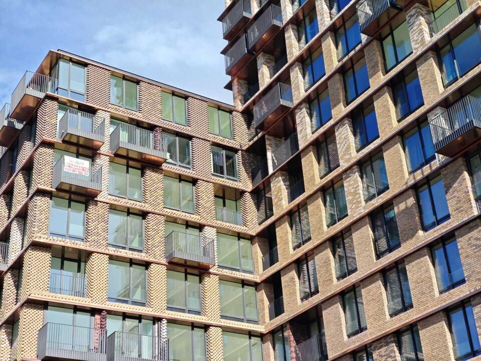 39gsmarena_004 بررسی گوشی پوکو F8 پرو - نیعان مگ