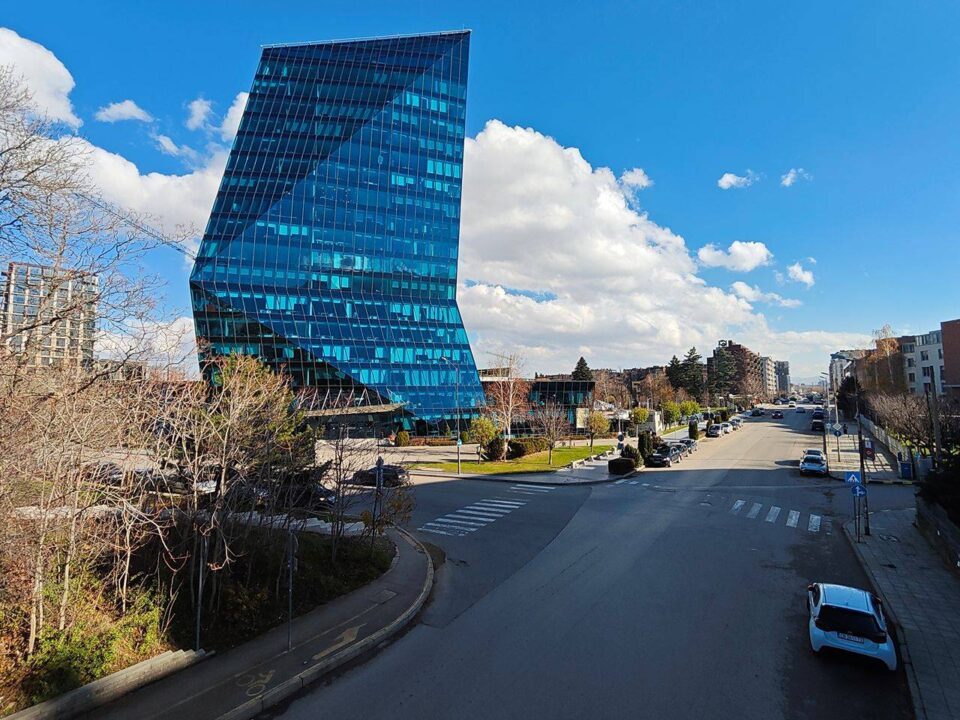 72gsmarena_137 بررسی گوشی پوکو F8 پرو - نیعان مگ