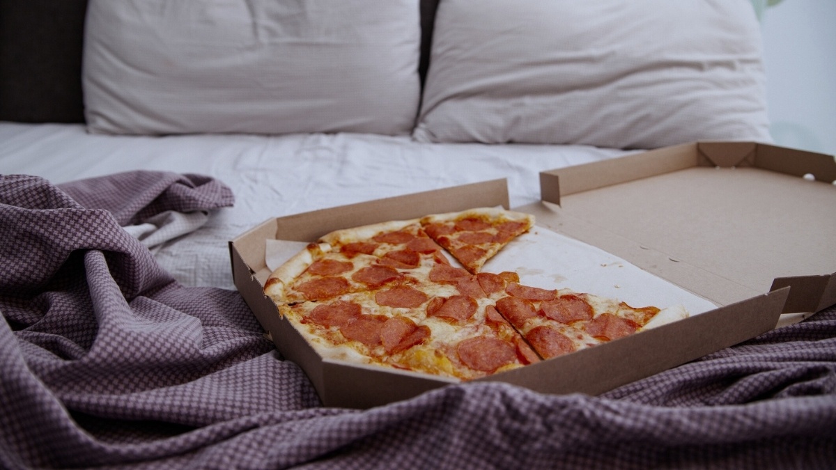 winter-dinner بهترین زمان خوردن شام در زمستان چه ساعتی است؟ - نیعان مگ