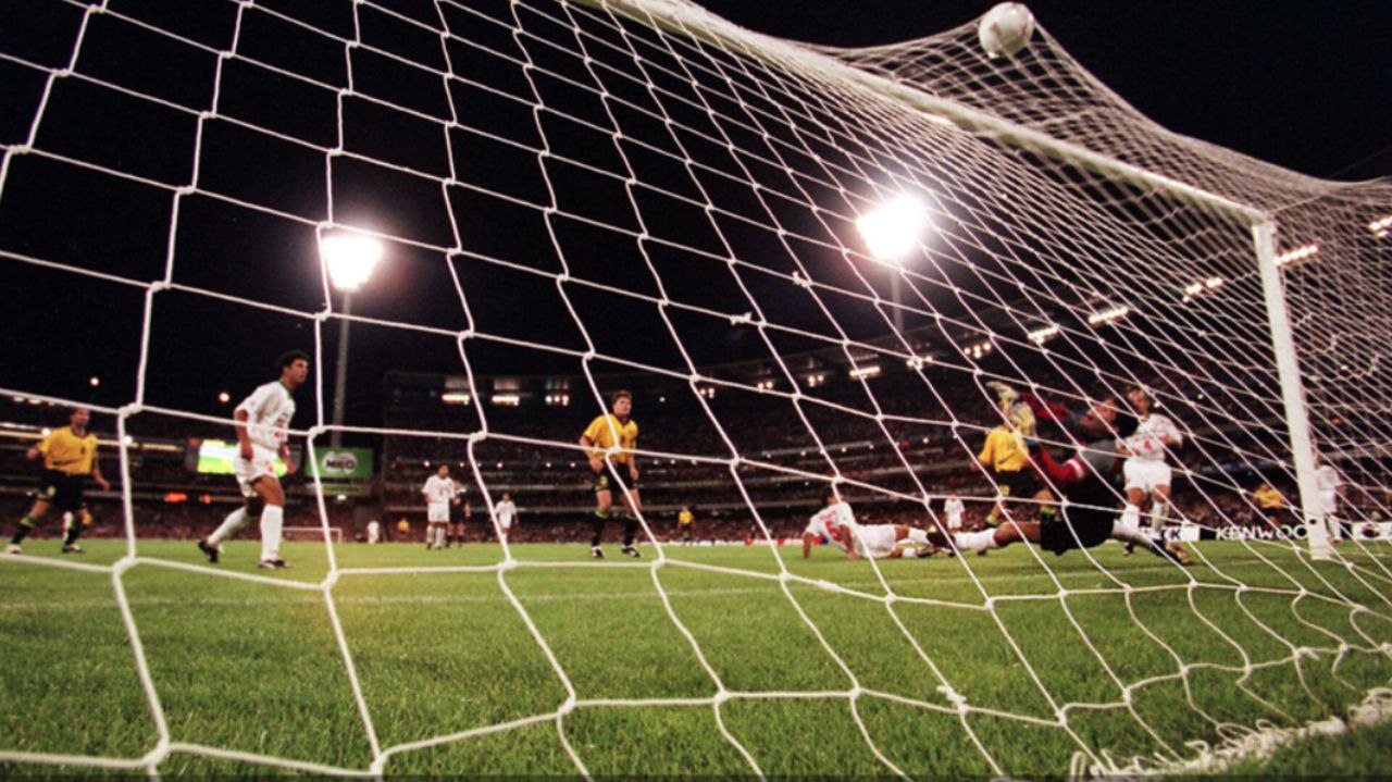 photo_5861779234420886609_y سالگرد پیروزی ایران برابر استرالیا و صعود به جامجهانی ۱۹۹۸: روزی که همه ایرانیان شاد بودند + تصاویر خاطرهانگیز - نیعان مگ