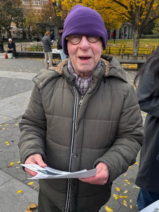 photo_5843522221798787898_y پیرمرد نیویورکی ۲۵۰۰ نفر را برای کشیدن سیگار به خیابانها کشاند + تصاویر - نیعان مگ