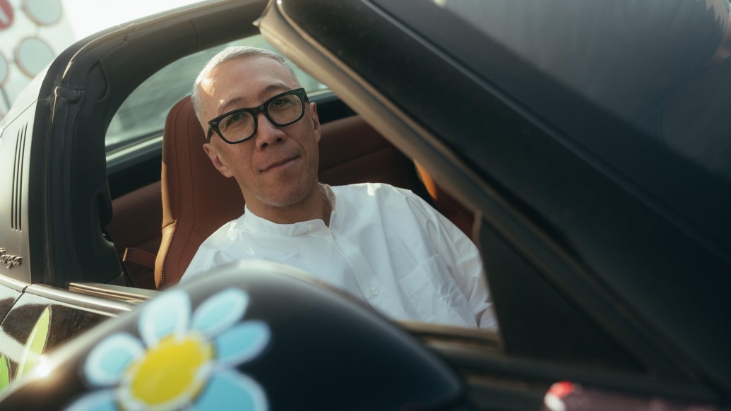 1000013931 کاسینگ لانگ خالق لبوبو مجموعه هنری خود را در نمایشگاه Icon of Porsche 2025 به نمایش گذاشت - نیعان مگ