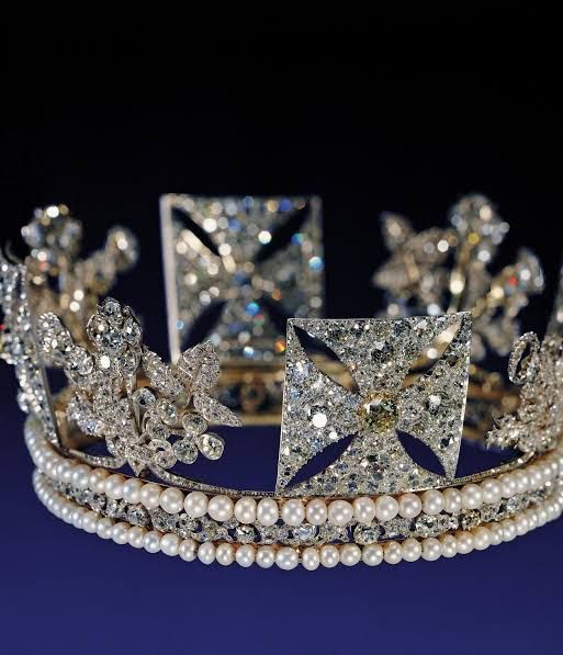 7Top 10 Most Expensive Royal Crown In The World 2025 ۱۰ تاج و جواهر سلطنتی گران قیمت جهان - نیعان مگ