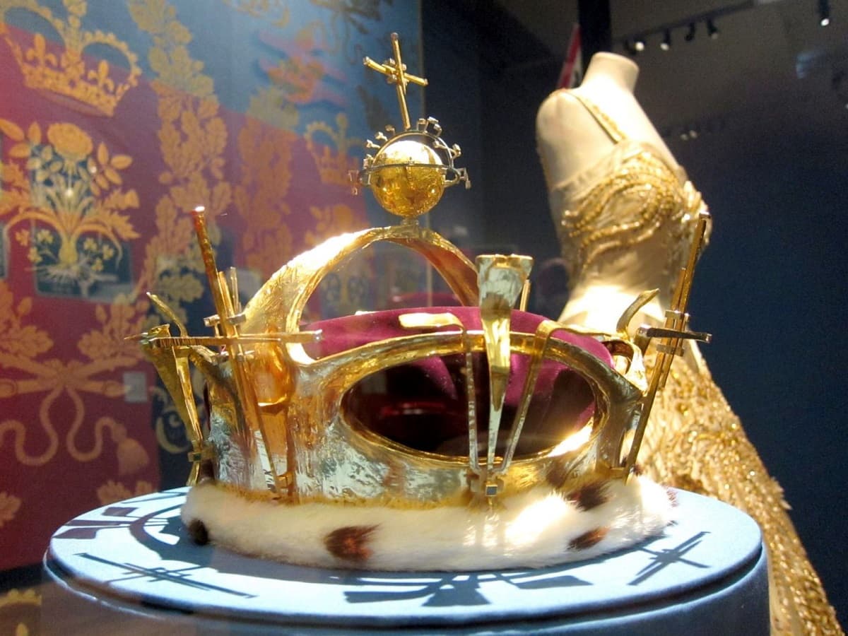 9Top 10 Most Expensive Royal Crown In The World 2025 ۱۰ تاج و جواهر سلطنتی گران قیمت جهان - نیعان مگ