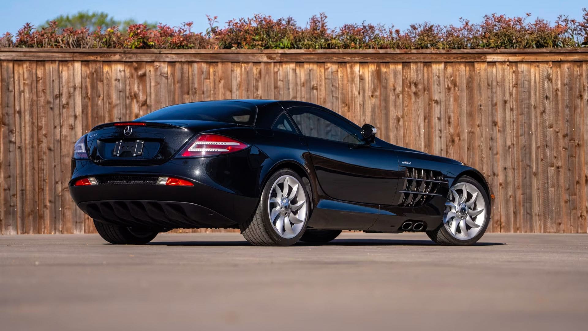 1000017856 سوپر ماشینی که در پروندههای اپستین فاش شد: مرسدس ۴۵۰,۰۰۰ دلاری که سلبریتیها نمیتوانستند از آن دست بکشند - نیعان مگ