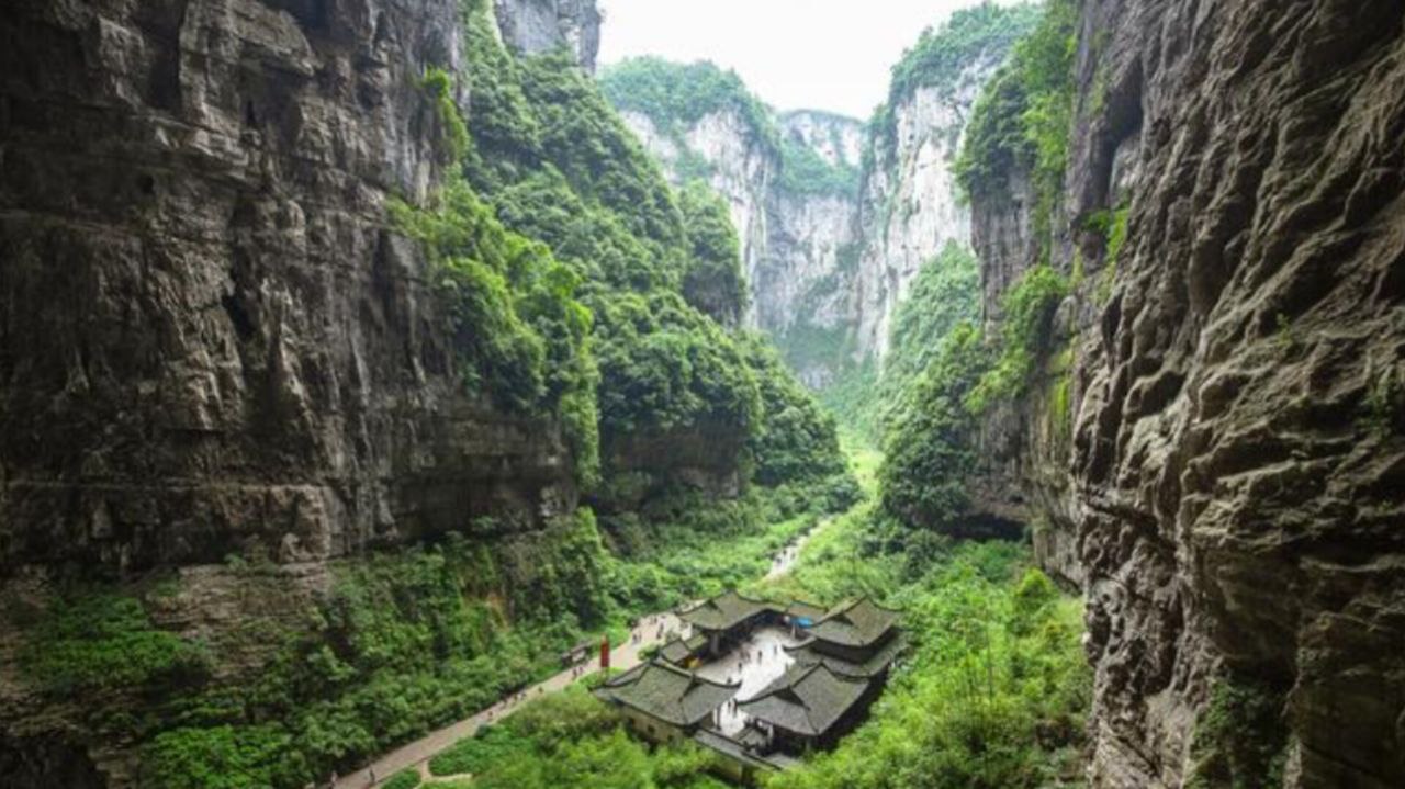 photo_5895471826928864075_y گودال بهشتی؛ بزرگترین چاله طبیعی جهان که شما را شگفتزده میکند - نیعان مگ