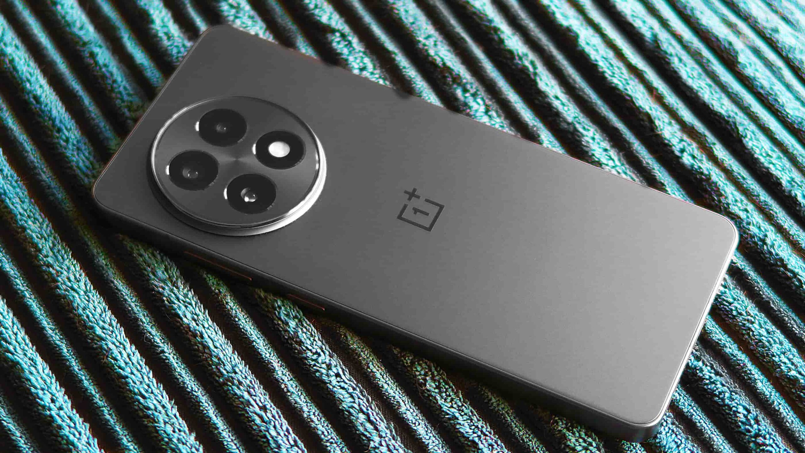 1000014477 گوشی بعدی شرکت وانپلاس ممکن است رکورد بزرگترین باتری در تاریخ این شرکت را ثبت کند - نیعان مگ