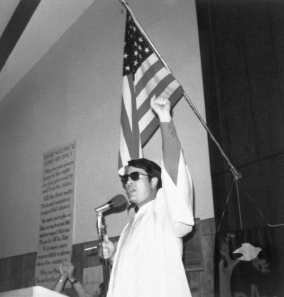 jones-in-front-of-flag ۱۰ روانپریش بدنام تاریخ که جهان را به وحشت انداختند - نیعان مگ